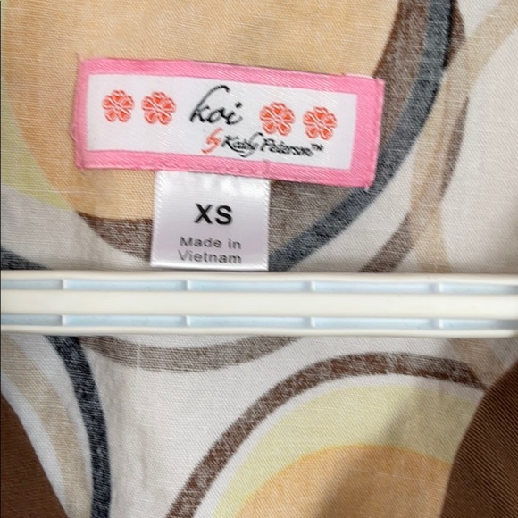 Koi Scrub Top. - Picture 2 of 4